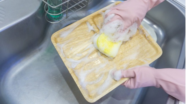 ちょっとした汚れ磨きには、食器洗い用の中性洗剤が使える