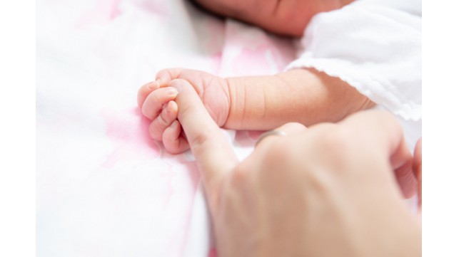 赤ちゃんの首がすわるのはいつ頃？首がすわるまでの注意点なども解説します。