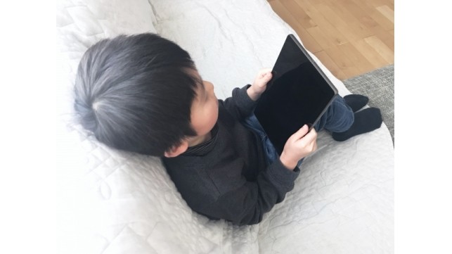 スマホ・ゲームのやりすぎで子供の首が悲鳴をあげている？ スマホ首の怖さと対策