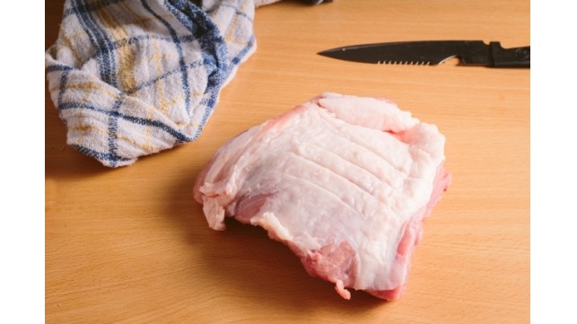 生の鶏肉は油断大敵！！カンピロバクター食中毒から身を守ろう！