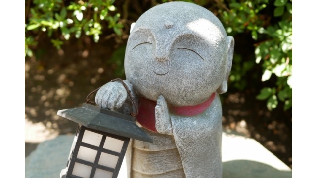 神棚はなぜ家に必要なのか。神棚の正しい祀り方や「雲」を貼る意味とは
