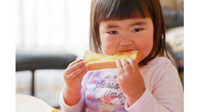 お子さんと楽しくごはんを食べていますか？ よく噛んで、生きる力を育てましょう