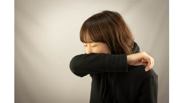 駅やテレビでよく聞く「せきエチケット」とは。感染を広げないためにできること