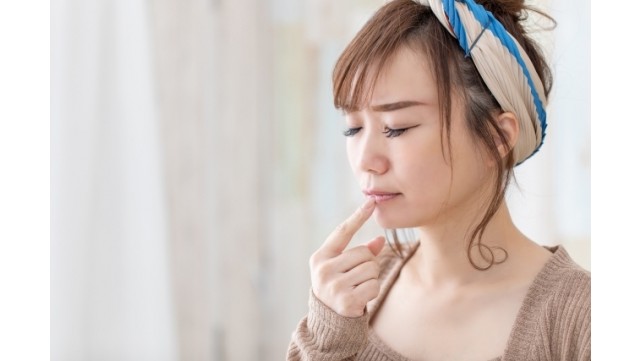 唇がかさつく季節！乾燥してガザガザになる原因と唇荒れを防ぐ方法