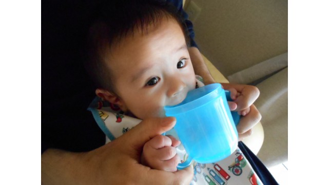 ママさん（パパさん）に朗報！ これが、赤ちゃんの「お茶デビュー」
