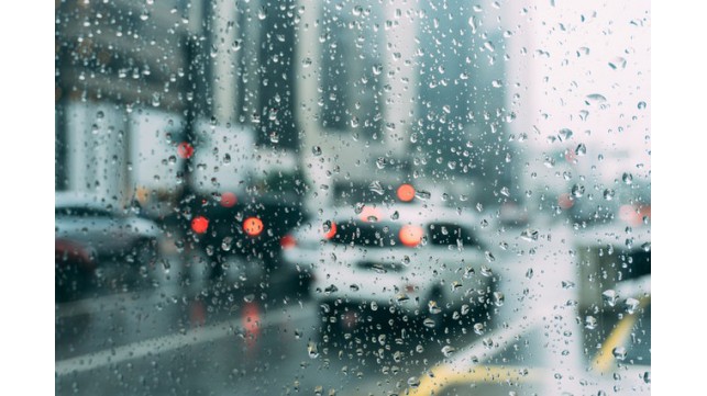 雨が降るのはなぜ？　雲が黒っぽい理由は？　「雨と雨雲」の知識に触れてみよう